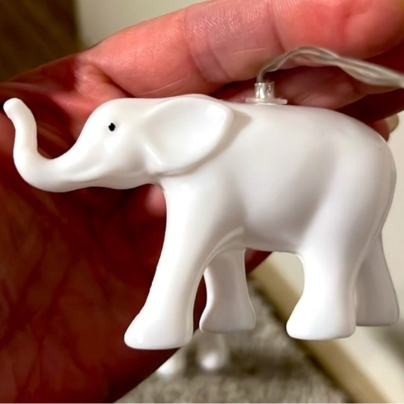 NEW! 🐘  ALMOST 7’ - 10 WHITE ELEPHANT STRING LIGHTS - AA BATTERY-OPERATED - Picture 2 of 7